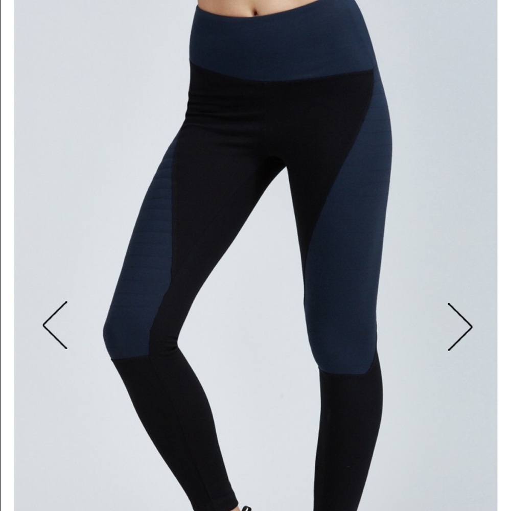 Koral pretender legging in navy and black